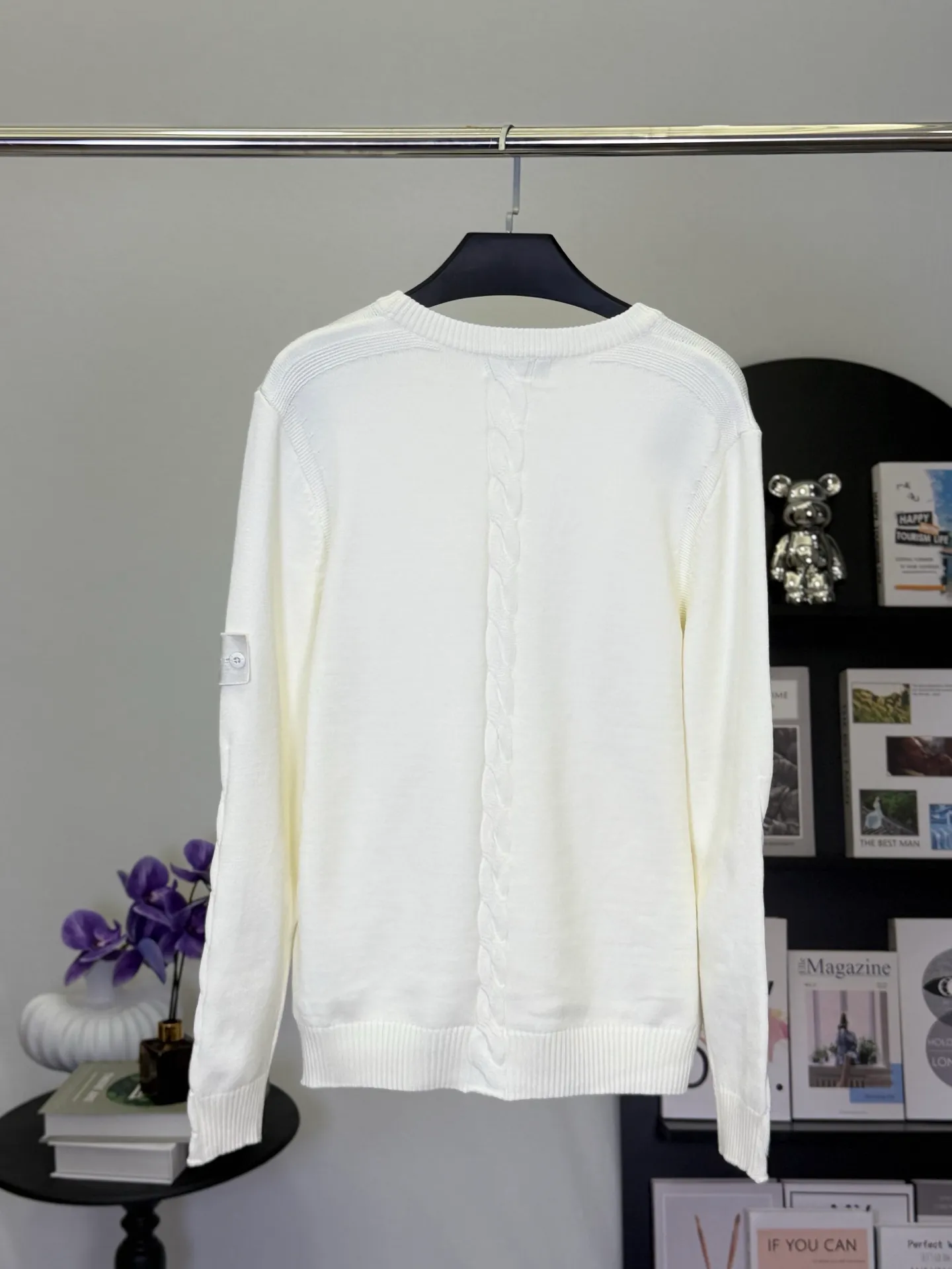 P400 💕Stone Island’s knitted sweater transforms workwear aesthetics into street-quality white moonlight. In the “style breakout battle” of trendy brands, Stone Island’s white round-neck knitted sweater is a wonderful symbiosis of “function and freshness”.  It uses delicate knitting technology to create a soft silhouette. The low-key cross logo on the chest and the three-dimensional cable tie details on the sleeves are the fashionable luxury code engraved in Stone Island's genes. The pure white model hides the workwear texture in simplicity; the classic round neck is suitable for all styles and is the "style palette" in the wardrobe.  As an ingenious work of an Italian fashionable luxury brand, its knitted texture is soft, waxy and tough. The upper body has both workwear-style details and a refreshing body feel for daily wear. Whether you wear it with overalls for a functional trend, or with jeans for a street style, you can easily wear it with a high-end feel that "fashion-savvy fashionistas will understand instantly."  This autumn and winter, let it become the "White Samurai Badge" in your wardrobe and unlock Stone Island-style functional aesthetics for daily life.